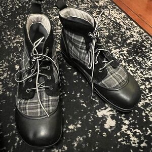 Alegría Kylie black and gray plaid boots, VGUC